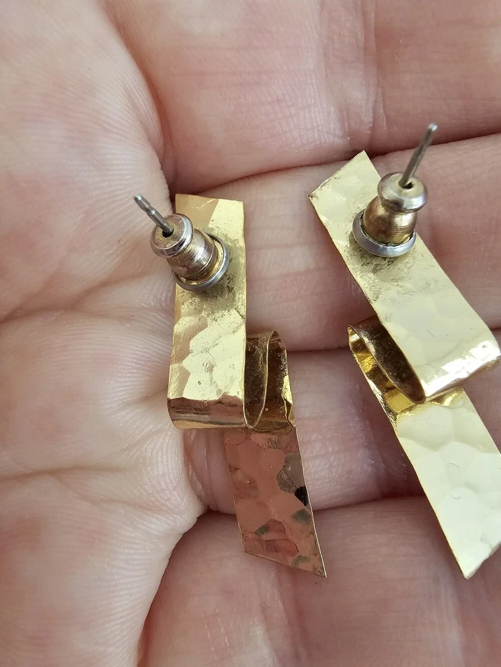 Vintage Modernist Hammered Gold-Tone Ribbon Stud Earrings – Folded Geometric